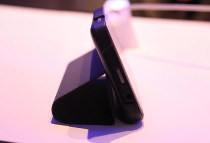 "بلاك بيري" تكشف النقاب عن هاتفي Z10 و Q10